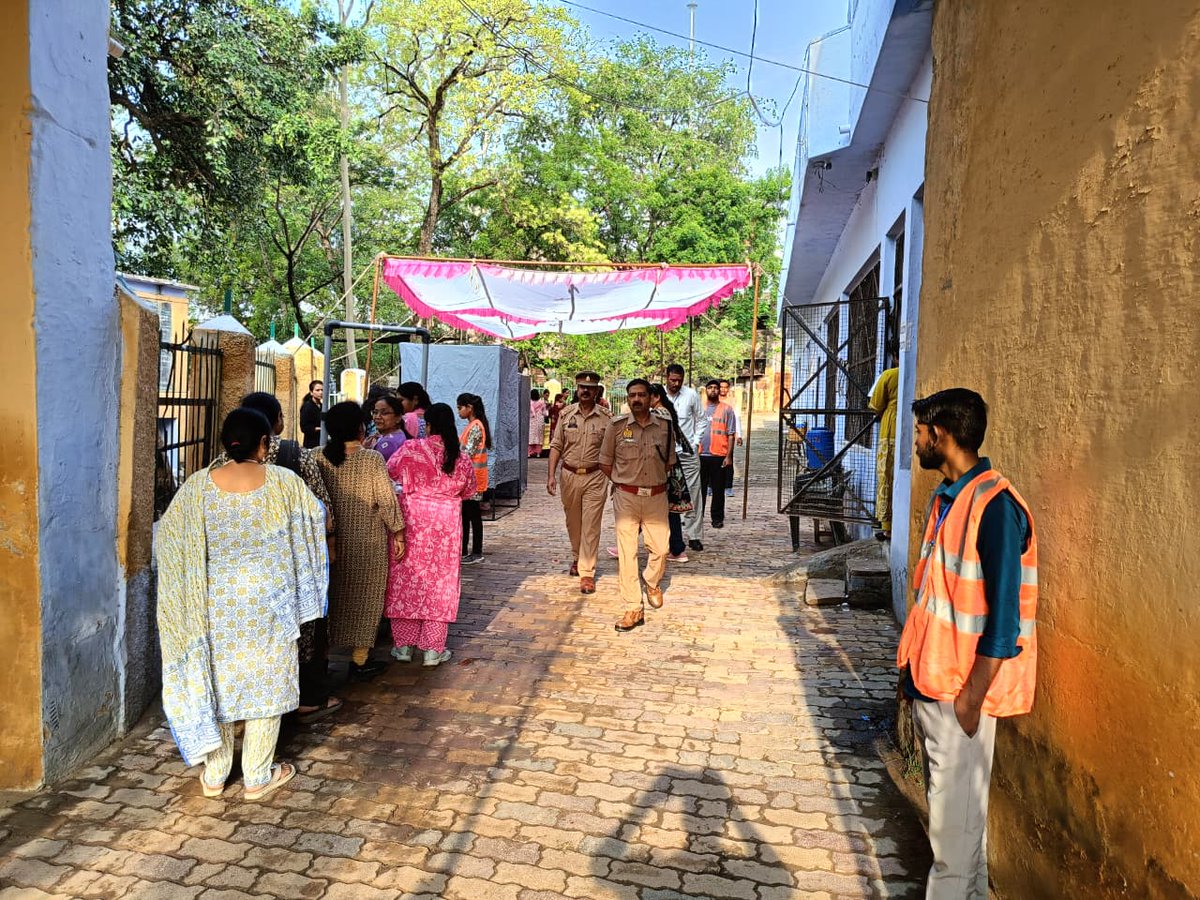 lalitpurpolice's tweet photo. #S#LalitpurPolicePLalitpur @IPSMdMustaque के निर्देशन में #Addl_SP @kaloosingh द्वारा प्रचलित उत्तर प्रदेश शिक्षक पात्रता परीक्षा (UPTET)-2026 को सकुशल एवं शान्तिपूर्ण ढंग से संपन्न कराए जाने हेतु सभी परीक्षा केन्द्रों पर भ्रमणशील रहकर सुरक्षा व्यवस्था का जायजा लिया गया एवं ड्यूटी पर तैनात पुलिस बल को आवश्यक दिशा-निर्देश दिए गए।