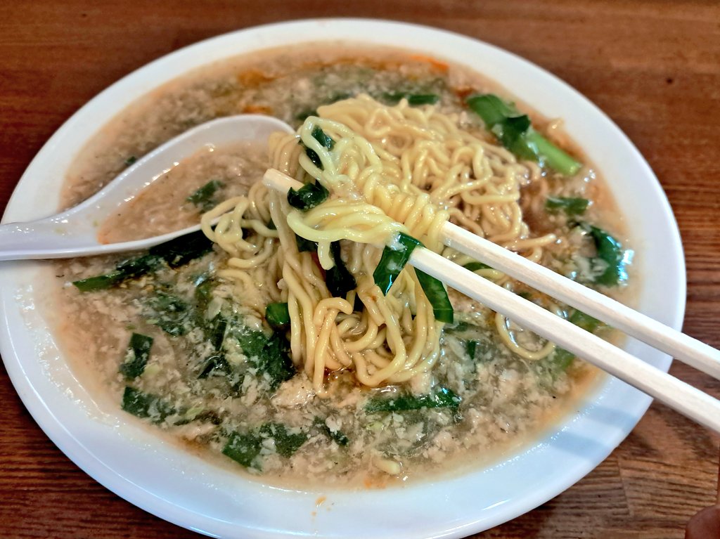 nobuyo5696's tweet photo. 謎グルメだらけな埼玉県久喜市の菖蒲地区で食べられる｢ギョーザラーメン｣が衝撃だった。｢はいはい餃子とラーメンの定食ねーよくあるやつねー｣と思うかもだが、甘い。実際は醤油ラーメンの上に餃子の具のあんかけをのせた斜め上料理で何これまじうま。ラーメンの概念が変わる一品でもはや飲む餃子。 https://t.co/PdNS8wHofr