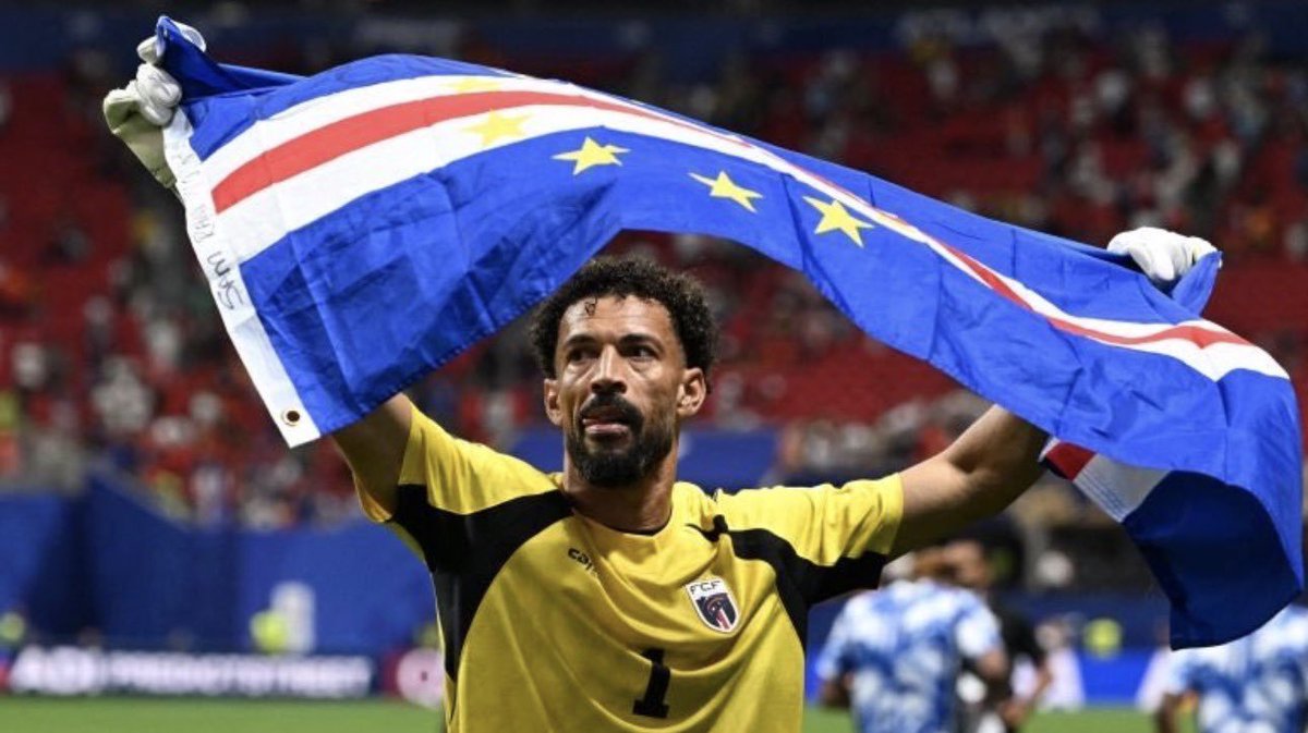 X_azizz's tweet photo. من منتخب لايعرفه الجميع
إلى منتخب أرعب الجميع

لم تكن مشاركتهم شرفية ، ولا طموحهم مجرد التأهل والاحتكاك بكبار الفرق

بل كان حضورهم  الند للند والرجل للرجل
تحت عنوان
" إن لم تهزمني .. سأُجهز عليك ولن أبالي "

تحية كبيرة لهذه الفرقة الكبيرة 🫡
#الارجنتين_الرأس_الاخضر 
#كأس_العالم2026 
#FIFAWorldCup