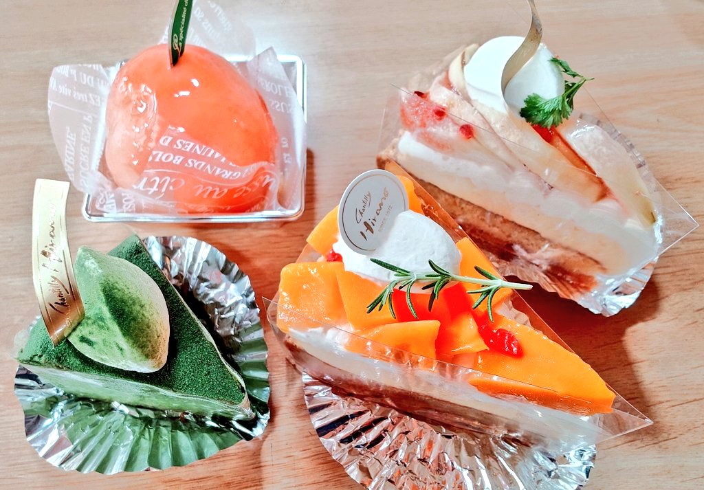 shrinker661's tweet photo. お土産に前の職場近くのケーキ屋さんでケーキを購入。
お昼ご飯になります。 https://t.co/xNsAo6zuxo