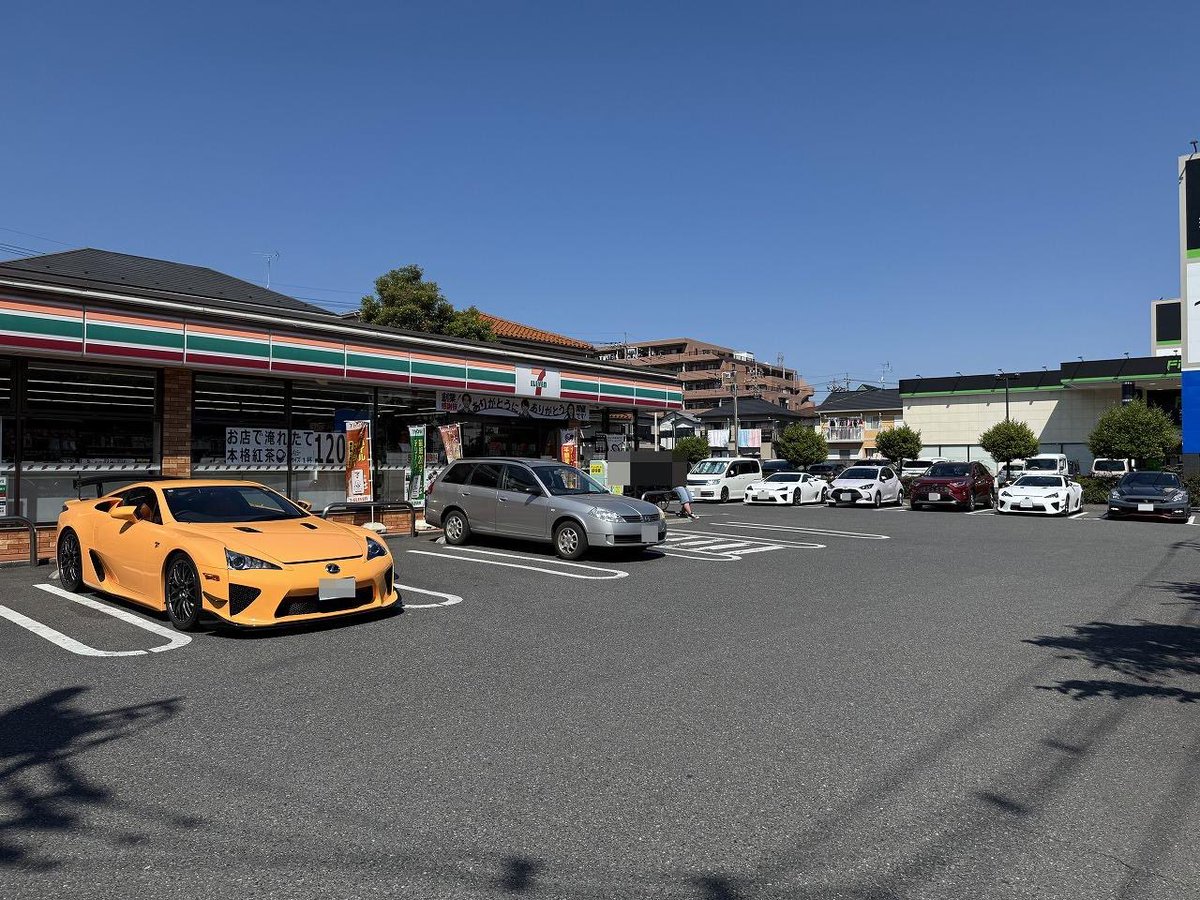 king_kazu_z's tweet photo. コンビニで休憩🙏

車好きなので隅っこに停まっている車両をが目に入り「あ！GT-R nismoだ！」と思わず叫んでしまいました、現場からは以上です。 https://t.co/Vli76ngt98