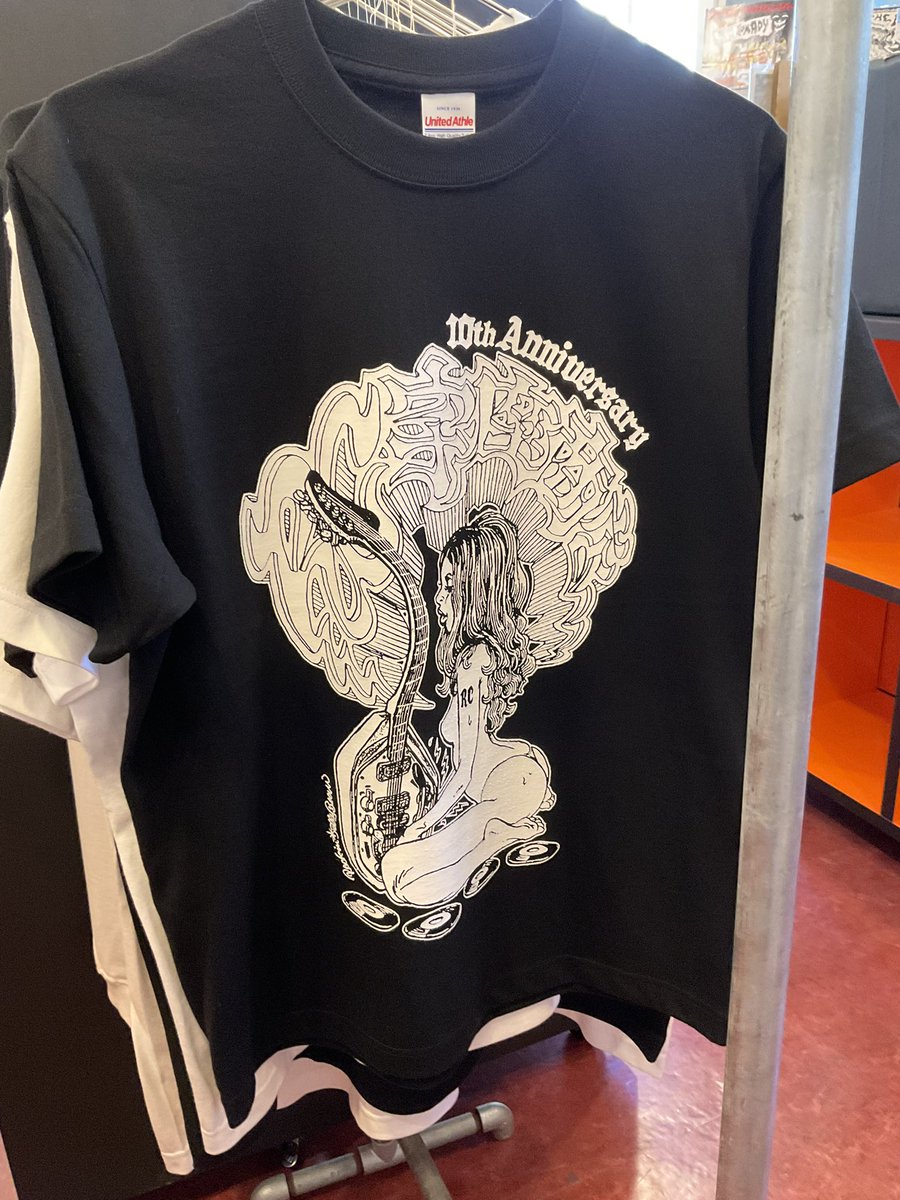 punk_garage's tweet photo. 当店はおかげさまで10周年を迎えました！
そして記念Tシャツが完成！
当店の看板ロゴでおなじみ世界のロウブロウアーティストRockin' Jelly Bean画伯に描いてもらいました👏
本日より発売です！
是非ッ！
黒白UnitedAthle製 S/M/L/XL 各¥4400 https://t.co/dJczrRWMje