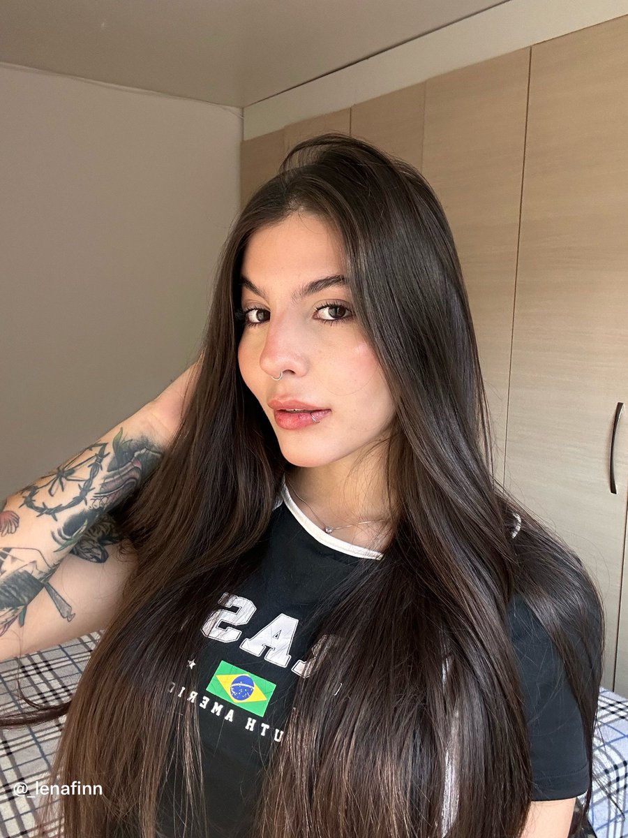 _lenafinn's tweet photo. Essa blusa ficou tão linda em mim 🇧🇷✨ https://t.co/HIayLwVknb