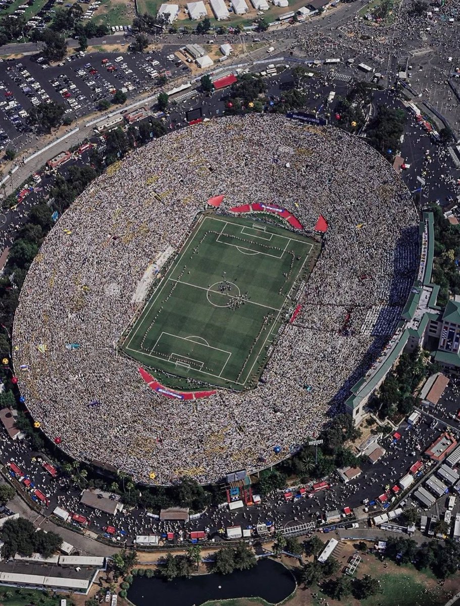 LARGOESPN's tweet photo. Algumas fotos históricas da Copa do Mundo de 1994 nos Estados Unidos! 🇺🇸

Parte 1 https://t.co/HMDmW2CVvm