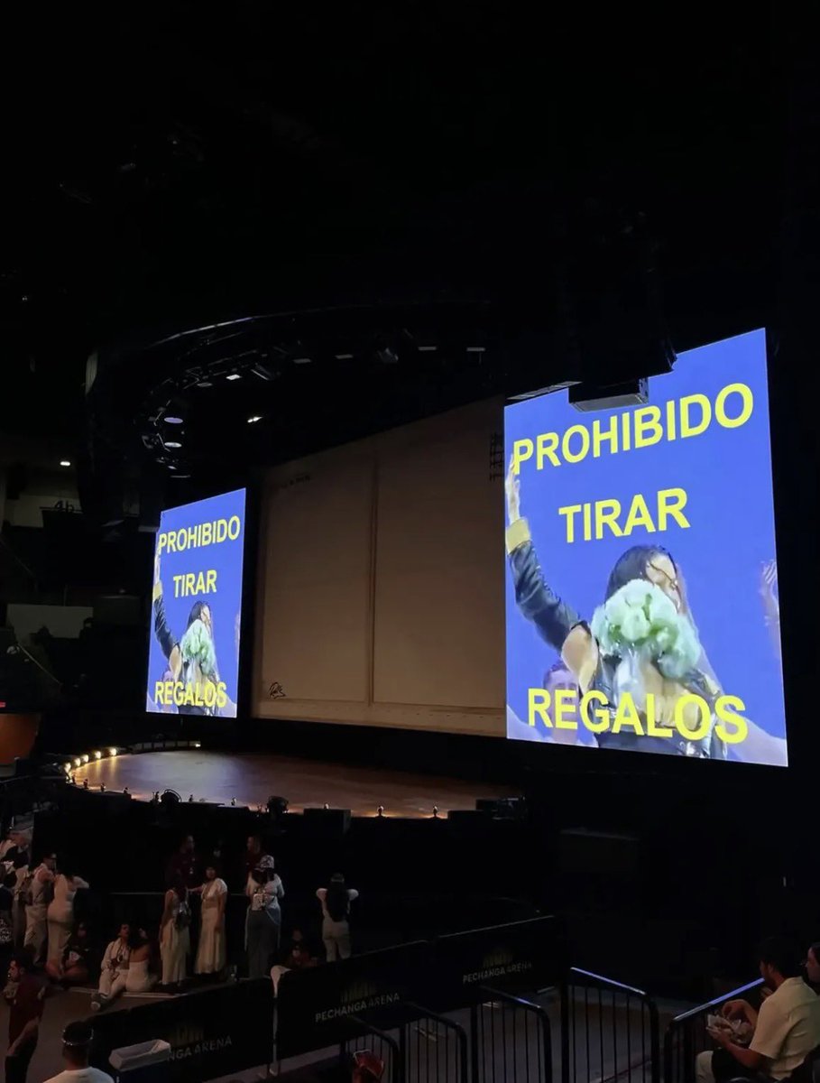updaterosalia's tweet photo. ROSALÍA displays a “No throwing gifts” message on the LUX TOUR stage, seemingly referencing the incident during the MOTOMAMI TOUR in 2022, when a fan threw an object onstage that hit her in the face. 😂 https://t.co/Ov5Bw8DGNG