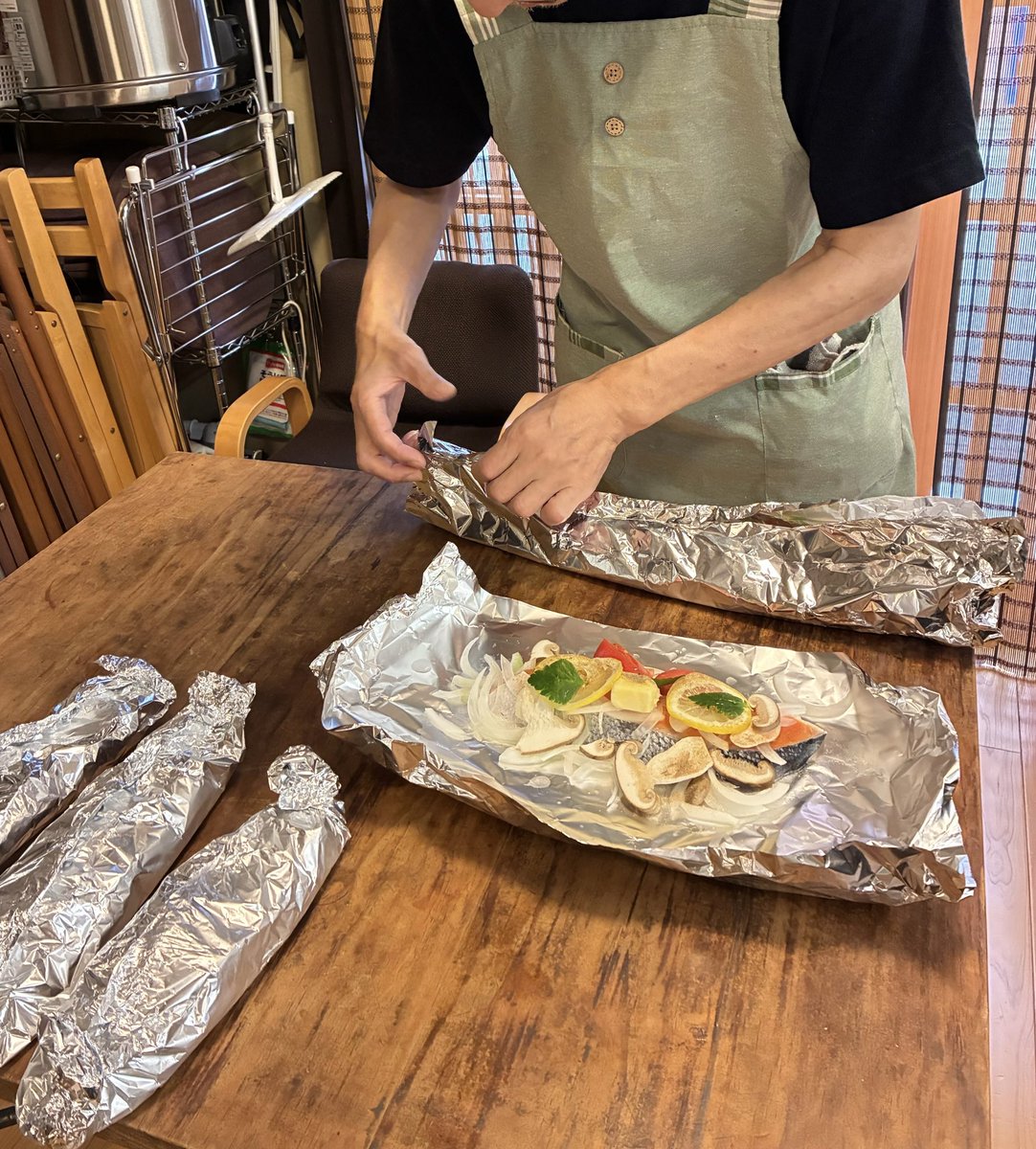 yottokuryasu's tweet photo. 第56回男の料理教室
今回もかわいいイラスト入りのレシピをみながら、旬の野菜を使って手軽で美味しい献立です♪(๑ᴖ◡ᴖ๑)♪
メインのお魚は鮭の���きくて美味しそうなのがあり，鯖を鮭に変更しました🐟
たんぱく質もしっかり摂れて元気になれそうです💪😁
#よっとーくりゃす
#男の料理教室 https://t.co/5pqMzLCLw6