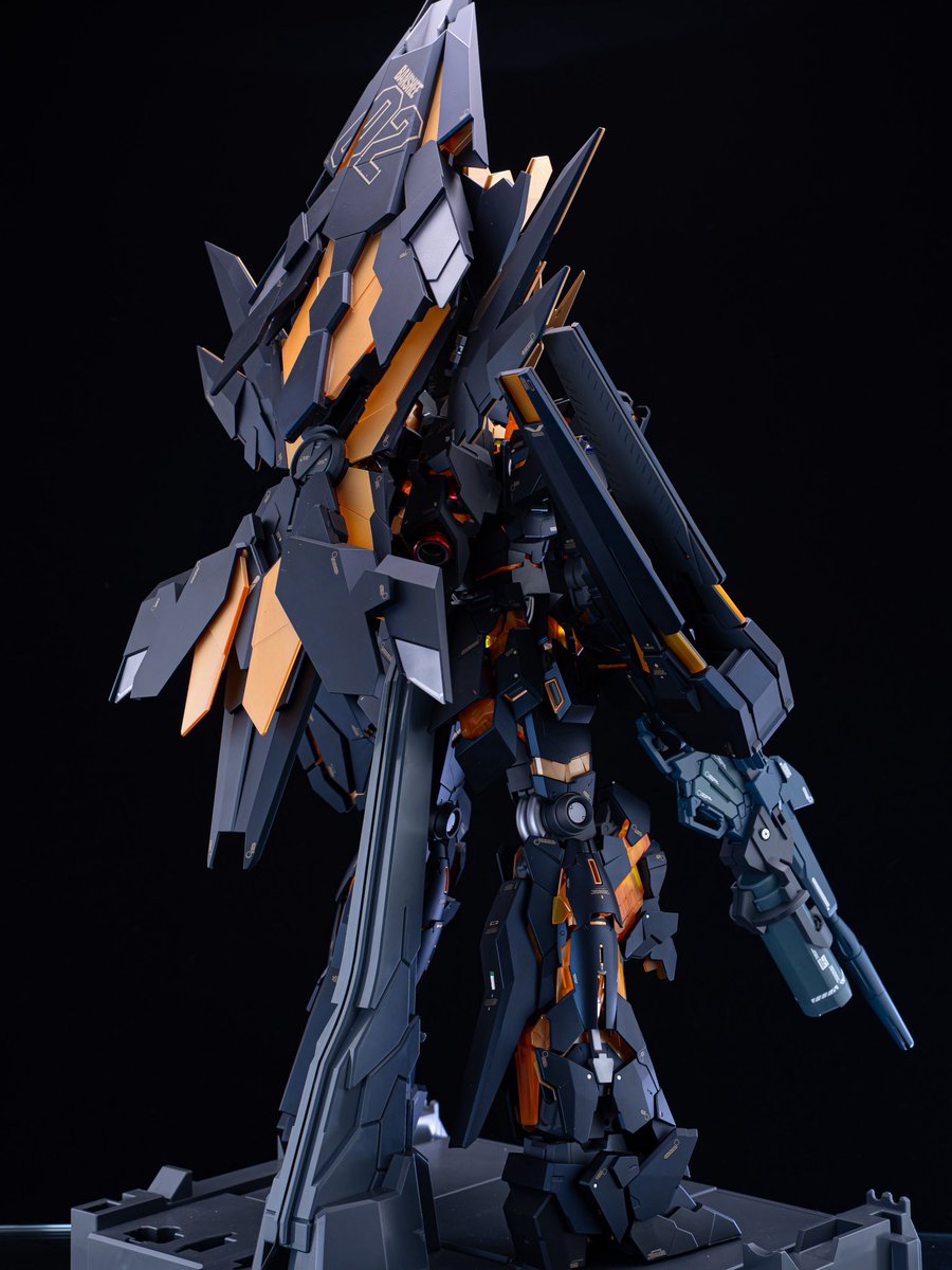 sketbb's tweet photo. PG 1/60 バンシィ・ノルン完成しました
プリズムブルーブラックをメインにゴールド、クリアゴールド、クリアイエローを使用しました
バーニアはメタルレッドにして、頭部バルカンはメタルパーツに変更してます
モードはデストロイとアンチェインドを組み合わせています https://t.co/cOH8I8kwbM