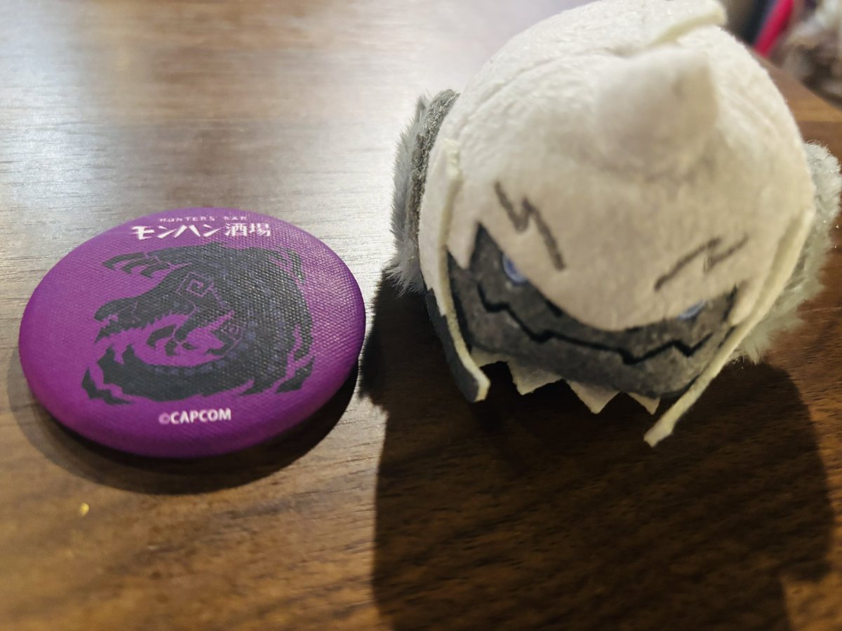 モンハン酒場に来ました、缶バッジはゴアマガラ🫰ジン・ダハド嬉しみ🫰