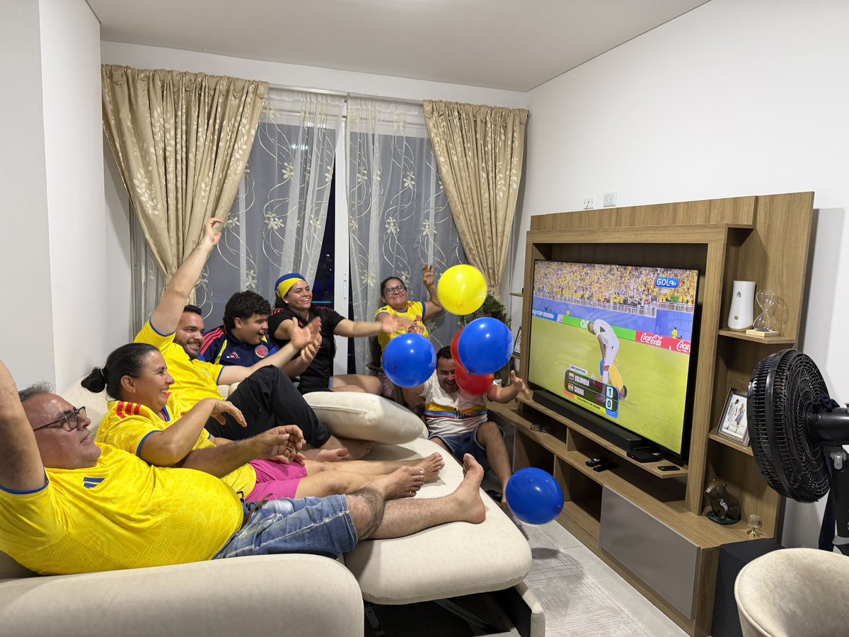 Fabiiannnn's tweet photo. Los hinchas y La Sele hacen historia, ¡estamos en octavos! ⚽️💛❤️💙

No sabemos cuál es la mejor foto de la alegría mi sele 🇨🇴💛💙❤️ @Bancolombia #HagamosHistoria https://t.co/81fCJats42