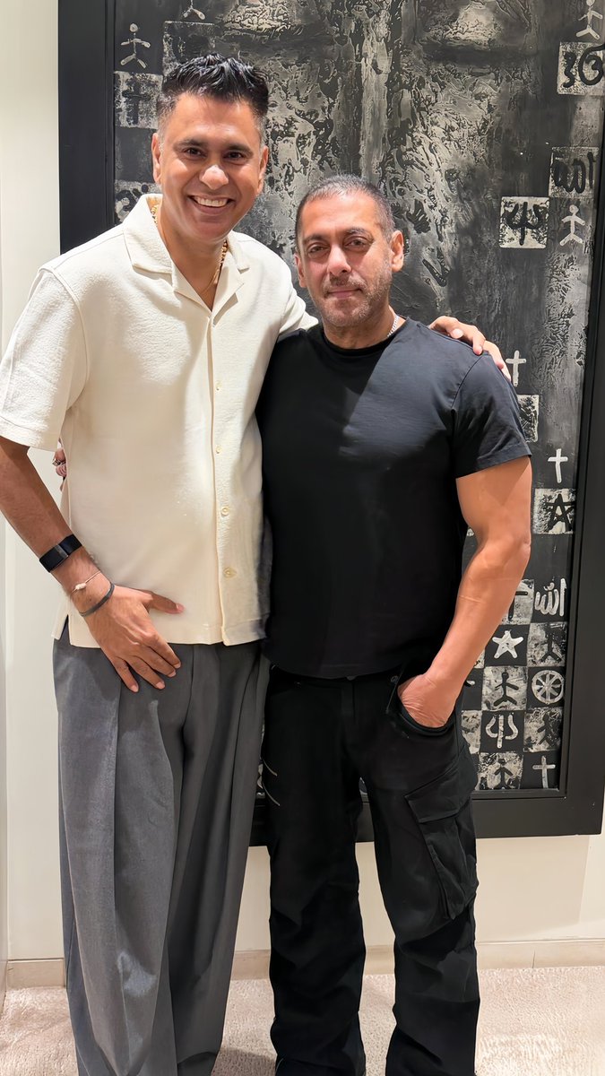 SalmaniacNav's tweet photo. Latest pic, Bhai at Galaxy last night 🔥 #SalmanKhan #SVC63 https://t.co/FEUcwxIioi