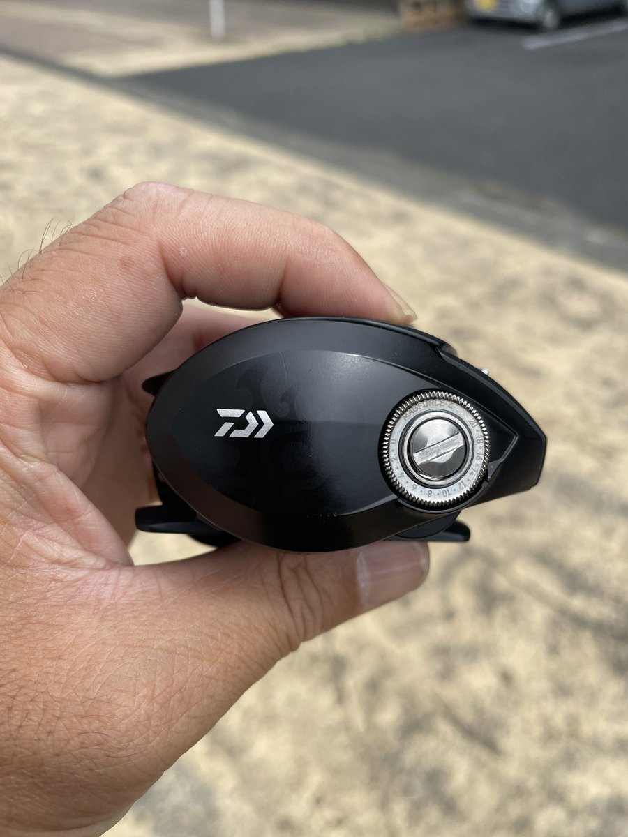 ogawayasuhiro01's tweet photo. 4個目のリールゲット
ベイトリールDaiwa 22タトゥーラTW80
ブラックバス釣りを復活する為の準備中
Daiwaマークのところにうっすらとタトゥーラのエンブレムスパイダー🕷️が見えてカッコいいんで即購入 https://t.co/xkZNevBREm