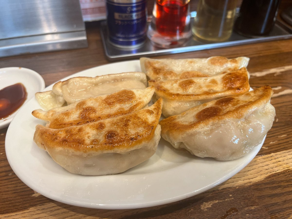 tora_c3's tweet photo. お昼はここ（🍜•᎑•🥟）

東銀座にある #萬福 
・冷やしそば(鶏ごま)大
・焼餃子 https://t.co/2MRZNMlTya
