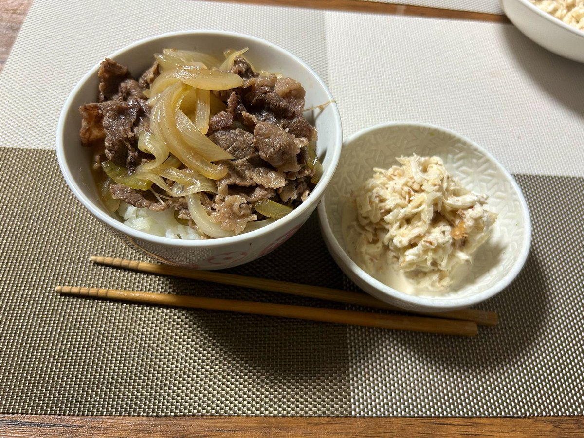 maririn2020's tweet photo. 疲れ果ててて、昨日のお昼ご飯からあげてませんでした💦
昨日のお昼ご飯は豚焼肉、茹でじゃが。
昨日の夕食は、牛丼と大根サラダ、チリポテト。
今日のお昼ご飯はチャーハンおにぎりとカップヌードル。スパイシーで美味しかった😋 https://t.co/yHXtf3cn76