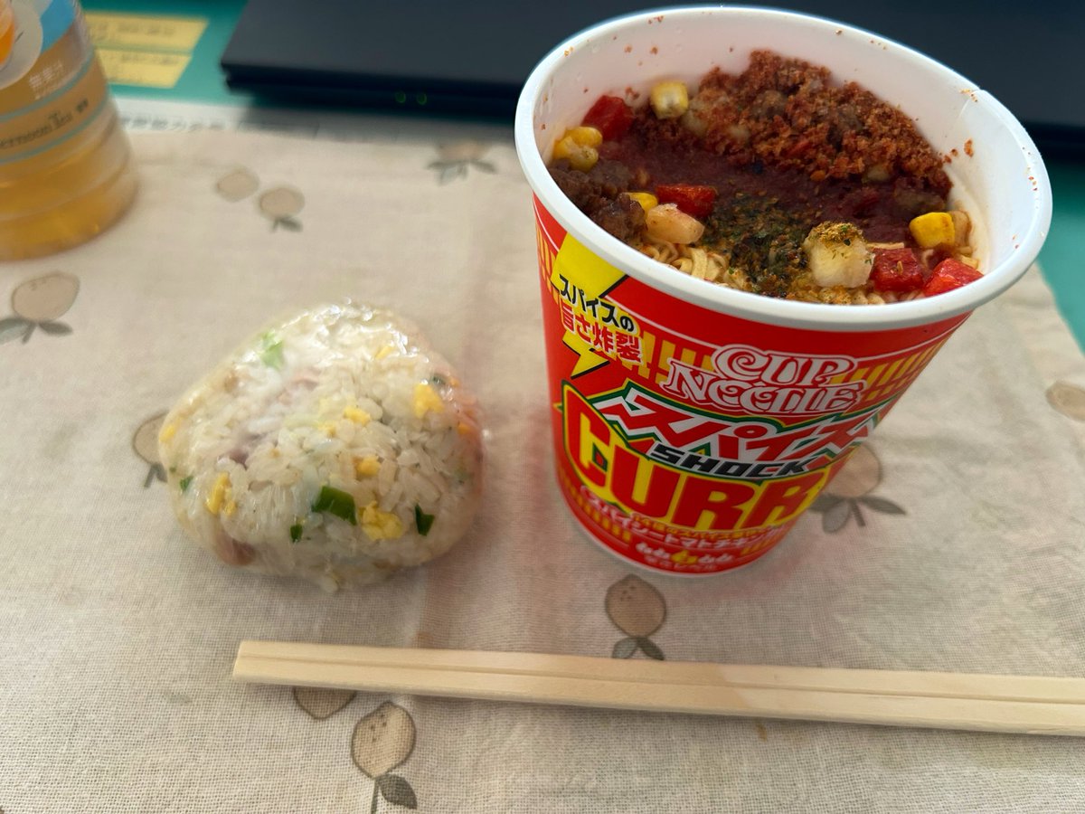 maririn2020's tweet photo. 疲れ果ててて、昨日のお昼ご飯からあげてませんでした💦
昨日のお昼ご飯は豚焼肉、茹でじゃが。
昨日の夕食は、牛丼と大根サラダ、チリポテト。
今日のお昼ご飯はチャーハンおにぎりとカップヌードル。スパイシーで美味しかった😋 https://t.co/yHXtf3cn76