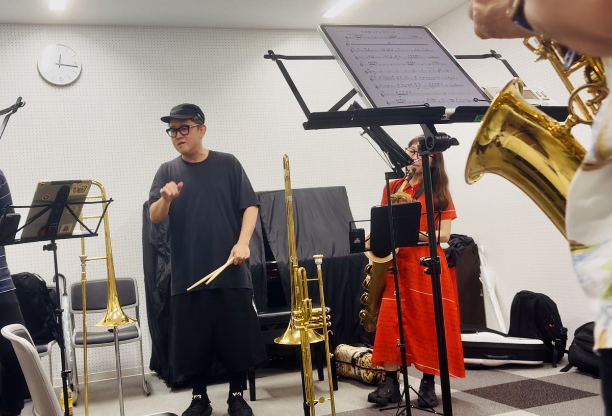 SwinginDevilsJr's tweet photo. 新曲アニメソングに挑戦中です!
ブラスホンカーズの根底に流れるのは、ビッグバンドジャズのフィーリング。SwingにBlues——その本質は “裏ノリ” にあります。
無意識レベルで出来るように身体に馴染ませようと必死です💦
皆んなでレベルアップしますので次回本番もお楽しみに🎵
#brasshonkers
#SDJR https://t.co/cgqBDkM16g