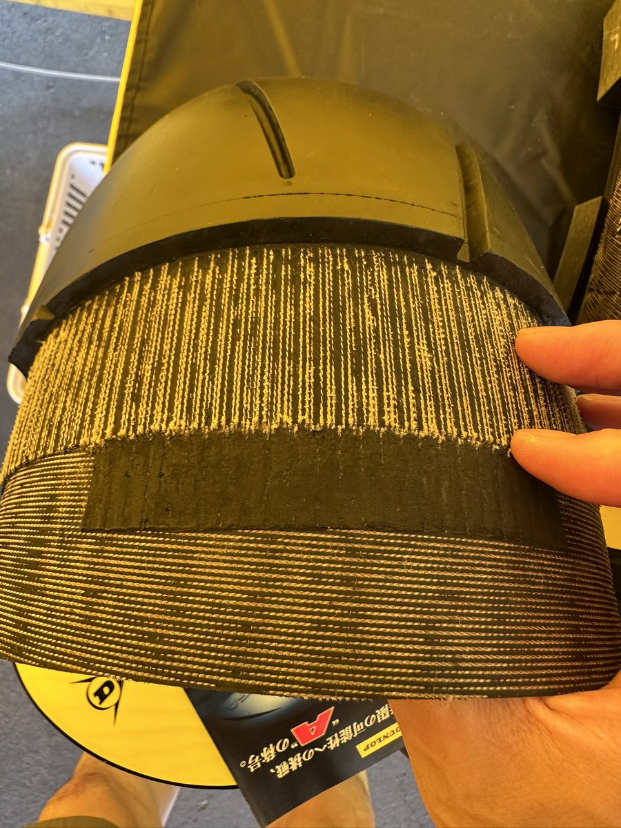 SAMECCHO's tweet photo. リアタイヤの断面

タイヤ使いすぎるとタイヤの繊維が見えてくるけどその状態は本当に危険ってことがこの厚みからわかる　汗 https://t.co/GWIXaD0gCo