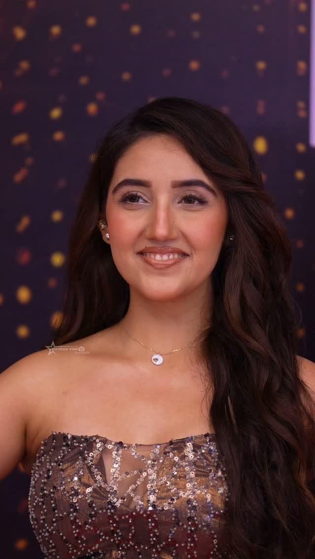 AshnoorXTeamOff's tweet photo. The smile, the curls, the sparkly outfit, the trophy in her hands... she's literally living in her own fairytale and we're just lucky to witness it. ✨🤍
Our Youth Icon for a reason! So, so proud of you, Ashyy. 🏆🦋
#AshnoorKaur #Ashnoorians https://t.co/i1V5TstJoz