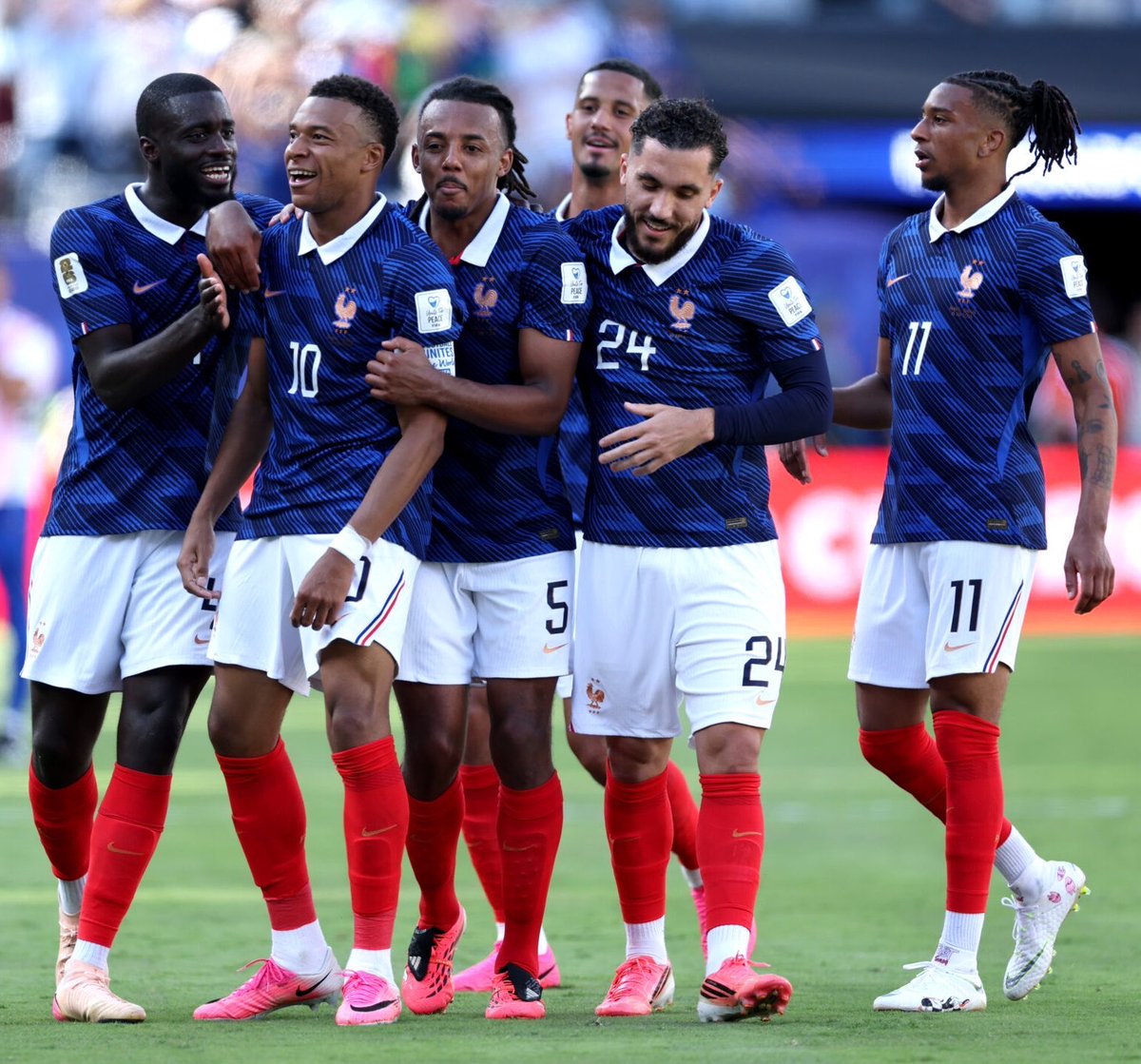 Goldenretour's tweet photo. Je ne pourrai  jamais m’identifier à cette équipe pas de France de foot composée de joueurs qui,pr la plupart détestent la France.
Ils peuvent être champions du monde,je m’en branle! https://t.co/nJkFCTx7q1