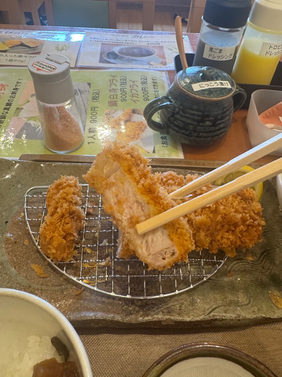 kakio1's tweet photo. 今日のボッチ飯🥄_( ˙꒳​˙ _ )ﾒｼｯ
ランチ🍽
とんかつ五福〰️さん✨
初めて来ました

オープン前既に満席
空き待ち2番目のご案内です

車🚗での待機で、直前にてお知らせアラームなるスタイルです〰️

塩🧂ておすすめしているだけあって

ご馳走様でした😋•*¨*•.¸♬︎🍀*゜

#ボッチ飯 #とんかつ五福 https://t.co/nv7BP0GRif