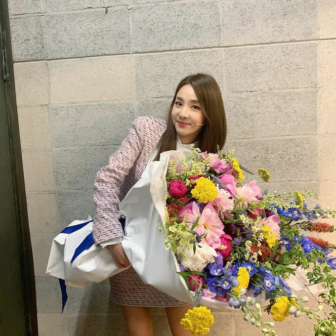 roxminusone's tweet photo. yg entertainment really sent congratulatory flowers for dara's first-ever fancon. back when she did a musical, teddy also sent her a huge flower bouquet. love seeing them continue to support her through every new challenge and every new chapter she enters🥹❤️ https://t.co/XkQyBviJk5