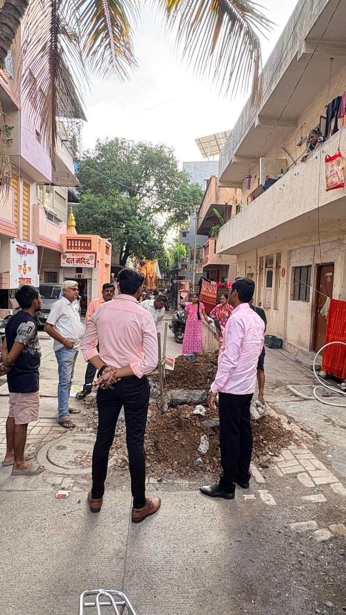 yogeshmulikbjp's tweet photo. वडगावशेरी येथील श्रम साफल्य सोसायटीमध्ये पाणीपुरवठा सुरळीत होत नसल्याच्या नागरिकांच्या तक्रारी प्राप्त झाल्या होत्या. त्यानुसार संबंधित अधिकाऱ्यांसह प्रत्यक्ष ठिकाणी पाहणी करून समस्येची माहिती घेतली. https://t.co/3unmbNVE5V