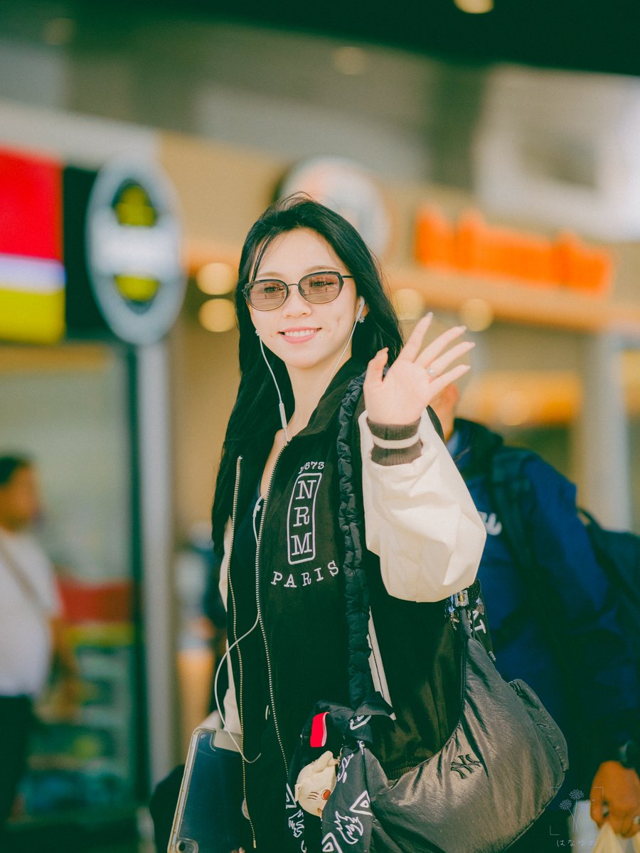 raffly_88's tweet photo. 04/07/2026-Mrs. Lie's Snapshots
.
. 
.
@Aralie_JKT48 
At Juanda International Airport Surabaya #JKT48GrandeAirportFashion https://t.co/T40NUk4gF0