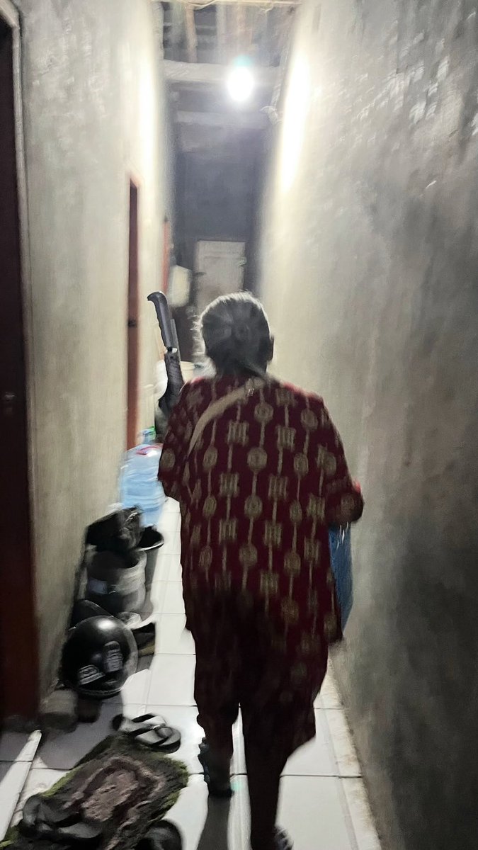 resahnegeri's tweet photo. hbs lari lgsg nangis liat Ibu2 ini msh jualan dijam 11 mlm didepan Masjid Simpang Lima. Pas ditanyain katanya Ibunya ngkos asli dr Klaten dan hidup sendirian krn 2 anaknya ga ngurusin🥹 . Ibu sering diusir satpol PP berkali-kali,dan kakinya jatuh ke got pas lagi lari dikejar satpol PP jadi kakinya sakit udh setahun lebih susah jalan🥹 udh diobatin ke dokter hasil jual hp katanya 400 buat berobat,jujur gbs bayanginn bawa dagangan segitu banyaknya .

Ibu setiap hari klo pulang ngojek bayar 20k,kalo brgkt bayar 3k naik Brt. Nabung 10k buat bayar kos 🥹 kalo makan ya seadanya Mba dan gprnh libur krn klo libur nnt gbs bayar kos🥹 bingung kalo dagangannya diambil satpol PP katanya krn klo mau ngambil dagangnnya ribet 🥹🥹 buat temen2 kalo ke Simpang Lima jangan lupa dibeli yaaaaaa ,Ibunya jualan minum2an dan murahhh kokk es kopi 5k aja. jualan dr siang sampai malam:))

cc : ell_mrln