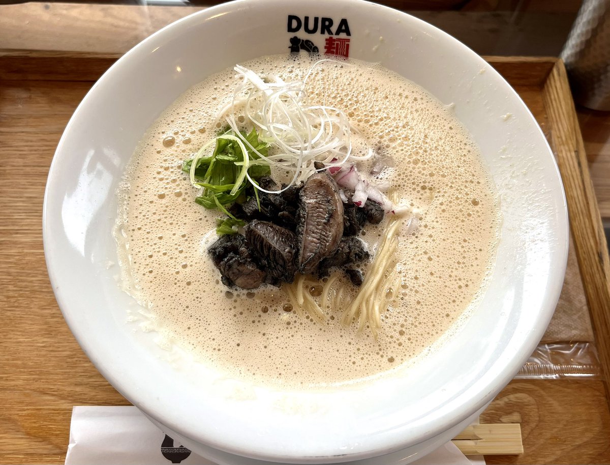 nano_ekimemo's tweet photo. 2軒目は武庫川女子大の近くにある"DURA麺TE(ドゥラメンテ)"さんの本店へ初訪問。
優しい口当たりの泡系鶏白湯に、地鶏の炭火焼を乗せた珍しい一杯🐓
硬めの中細麺がスープと合ってて、炭火焼もしっかり美味しくて非常に良い一杯でした✨

[東鳴尾駅　DURA麺TE 本店　鶏白湯 白] https://t.co/BMudUnMmap