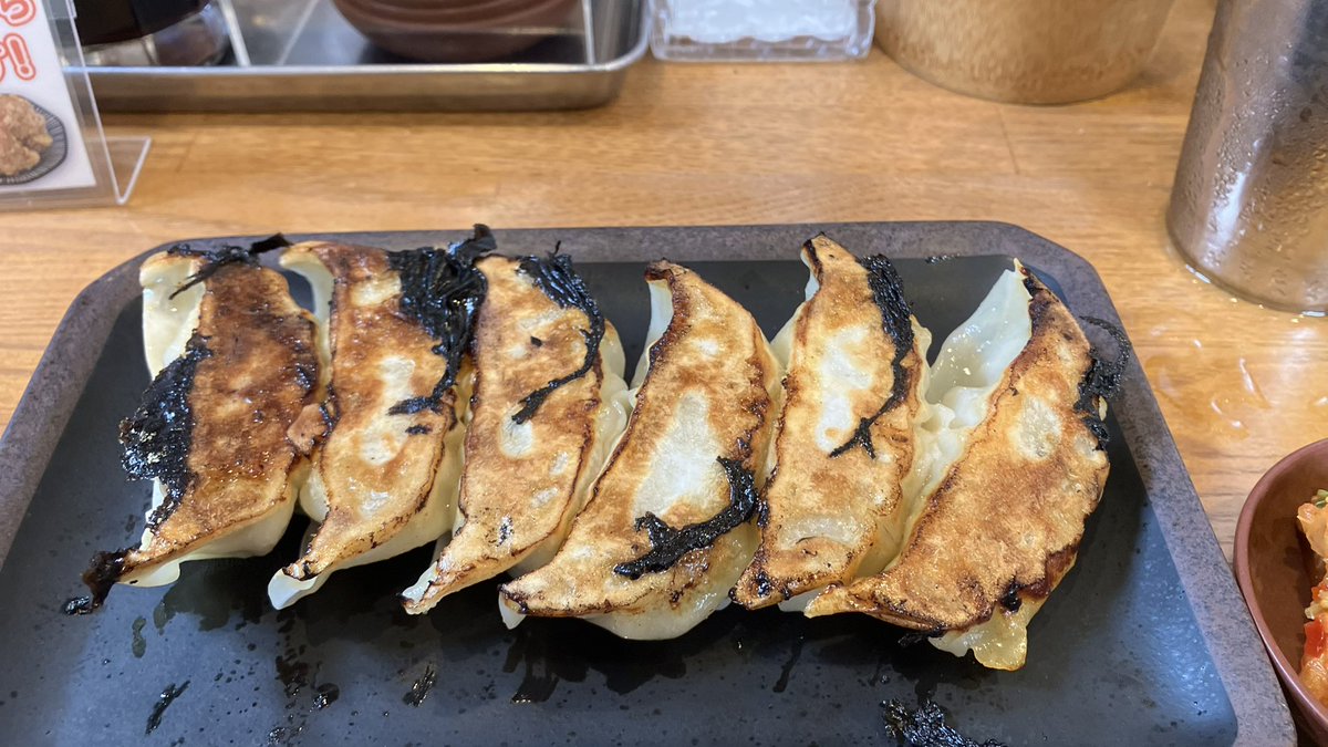 n_whites's tweet photo. 今日のランチは買い物ついでなコチラ〜♪
多分未食な濃口醤油にチャーギョセットで！
程良い酸味が心地よい醤油全面なスープ。
揚げ玉ねぎの香ばしさが👍
ツルんと麺に細めなメンマも○
餃子も初かな〜ジューシーで◎
そして、腹も程よく膨れ満足満足♪
冷し限定はまた次回に！

#塩元帥@阪急武庫之荘 https://t.co/eDb5s6yzcm