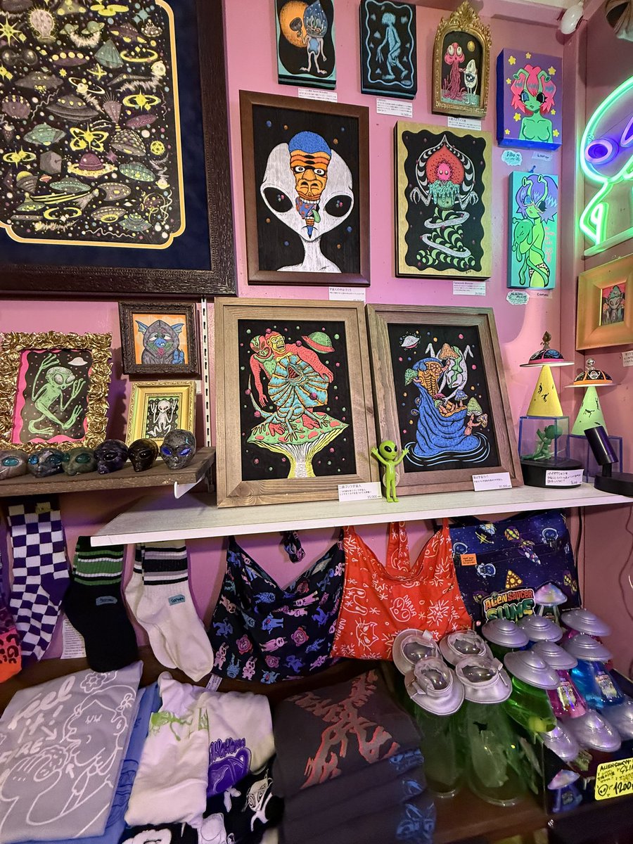 allagestokyo's tweet photo. いよいよUFO展🛸がはじまります。
店内は狭いのでご注意くださいませ🙏
リュック🎒などは前にするか店内に置いてくださいませ。
渋谷でゆるりとUFO🛸👽語りましょう〜
PM1-7 https://t.co/SZMac87KWR
