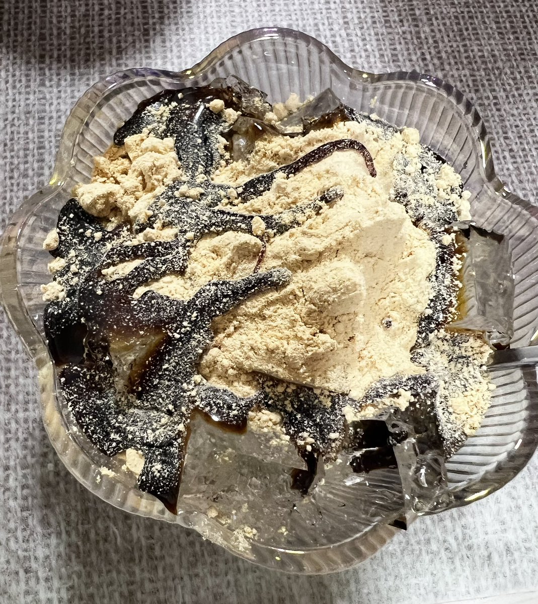 black_YuHiro's tweet photo. 夜作って深夜に食べた水ゼリー
きな粉と黒蜜を添えて（きな粉かけすぎた） https://t.co/1fyo4DLaog