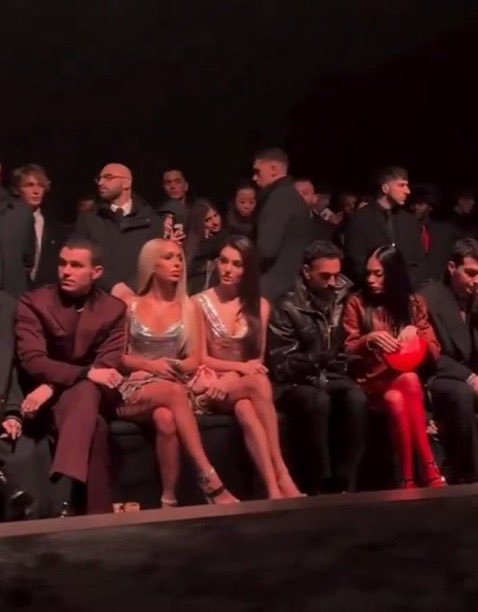 woaini788's tweet photo. @gizmayia Her impact is to her fans embarrassment 😂🤣😂🤣😂
Hande near center front row for VIP  guests😉
Serenay on corner edge designated for irrelevant guest 😭 https://t.co/JOCELCpJJa