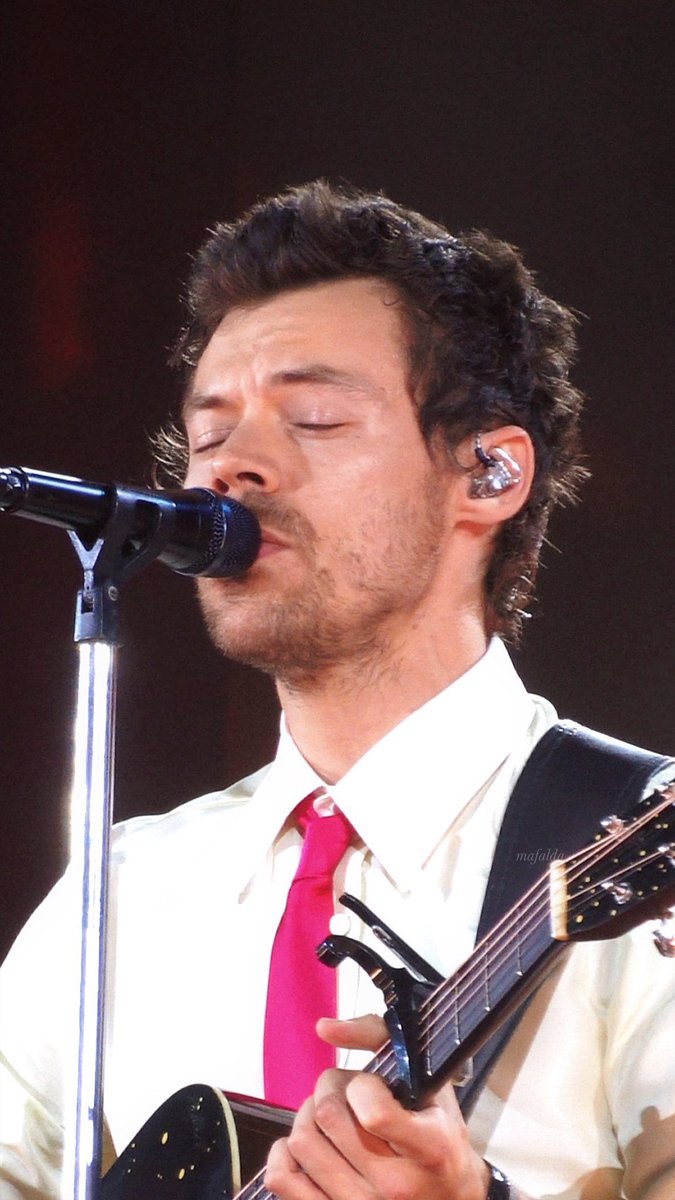 STYLESARCHlVE's tweet photo. he’s insanely beautiful https://t.co/1f1NUfZeg8