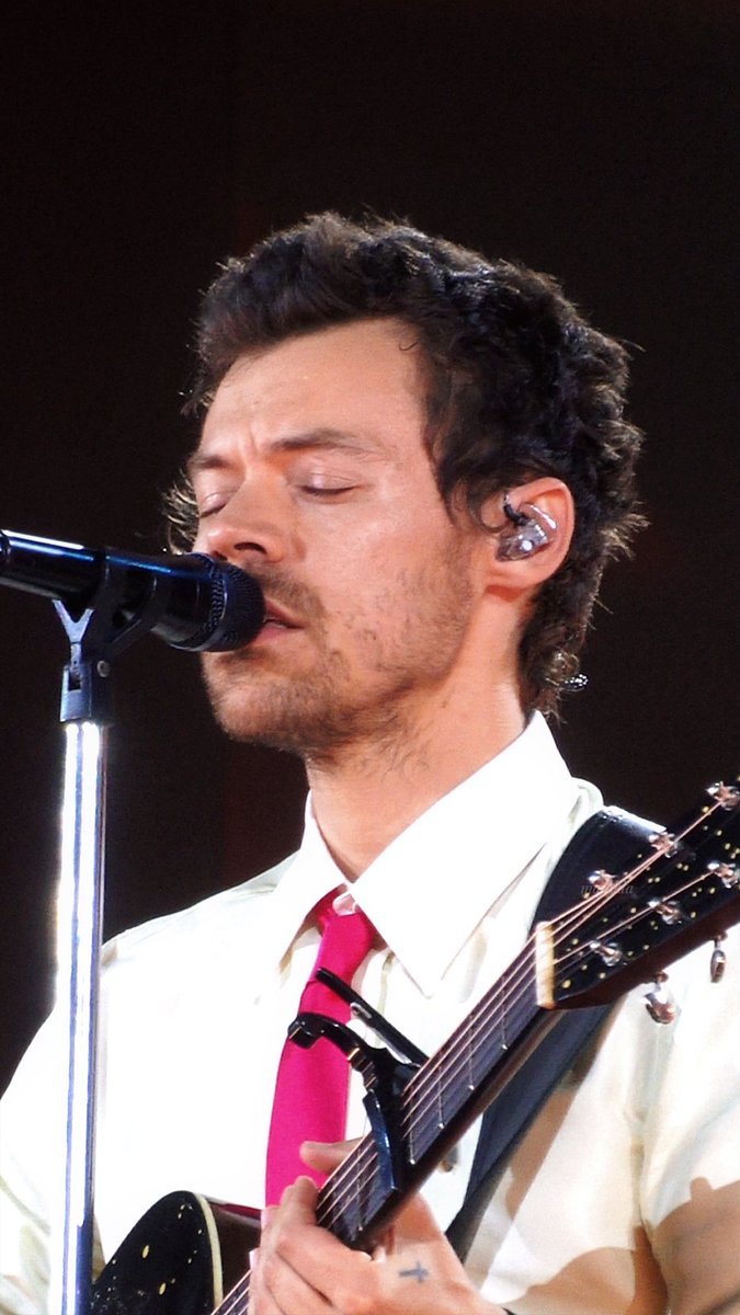 STYLESARCHlVE's tweet photo. he’s insanely beautiful https://t.co/1f1NUfZeg8
