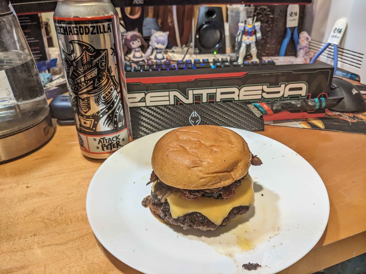 AndroidPillows's tweet photo. What better way to celebrate the 4th than making a burger with @zentreya 's cutlery? https://t.co/Ddg6zv5Fik