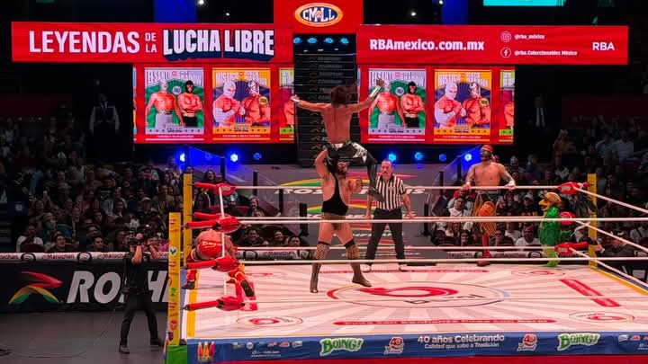 LaTijeraLucha's tweet photo. Tercera lucha de rivalidades en el #CMLL, fue una guerra que terminó en dos caídas al hilo, gracias a un faul de #ZandokanJr contra #StarJr, el cual no vio el referee #TigreInfante y aprovechó
#BarbaroCavernario para rendir a #DragónRojoJr, los técnicos exigen una revancha🔥 https://t.co/aGVmcuEh0J