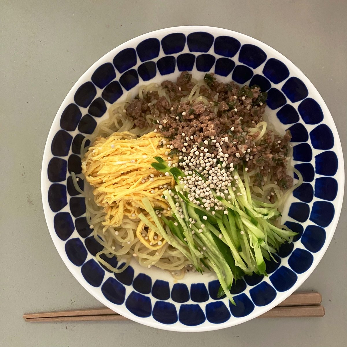 ry0m120's tweet photo. 冷やし中華2026を始めようとしたんだけど、ハムとトマトがなく、合挽肉しかなかったので焼肉のタレでそぼろを作ったら🇰🇷寄りになってしまった。

食べ終わる頃にはキムチも加えてたよね。

また後日、始めます。 https://t.co/vn6t8KSWQx
