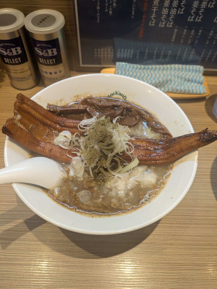 menriusandayo's tweet photo. 六感堂@池袋2丁目
穴子山椒セアブラック(山椒まし)
穴子丼ハーフ
穴子のアラと豚骨でとったド濃厚スープは肝の苦味も纏って、背脂の甘みと山椒の痺れまで多重構造の深みあるお味
それを絡め取る平打ち手もみ麺、一本穴子、タップリの刻みネギ…
繊細さと大胆さが同時に感じられる秀逸な一杯でした🥹✨ https://t.co/0jIONNEihd