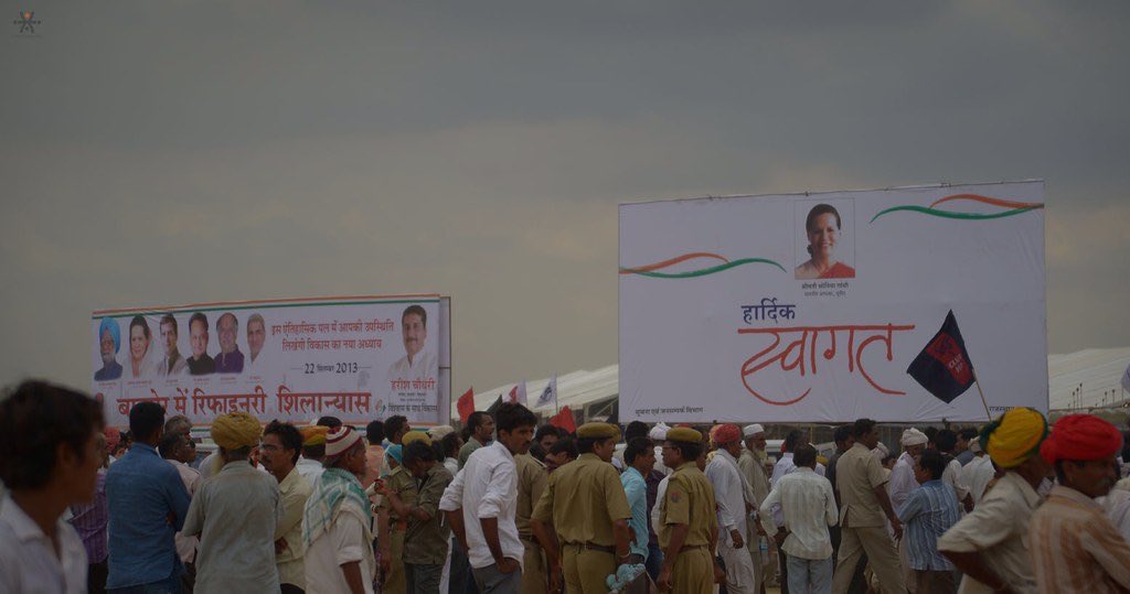 Barmer_Harish's tweet photo. माननीय मुख्यमंत्री @BhajanlalBjp जी, राजस्थान की सबसे बड़ी औद्योगिक परियोजनाओं में से एक पचपदरा रिफाइनरी के इतिहास को बदलने का प्रयास न करें। यह अफ़सोस की बात है कि अपने ही प्रदेश के अति महत्वपूर्ण उपक्रम के शिलान्यास की बुनियादी जानकारी आपको नहीं है। 

मीडिया के सामने आपका यह कहना कि वर्ष 2018 में माननीय प्रधानमंत्री श्री नरेंद्र मोदी जी ने इस परियोजना का शिलान्यास किया था, तथ्यात्मक रूप से गलत है। वास्तविकता यह है कि पचपदरा रिफाइनरी का शिलान्यास वर्ष 2013 में ही यूपीए अध्यक्षा श्रीमती सोनिया गांधी जी एवं तत्कालीन केंद्रीय पेट्रोलियम मंत्री श्री वीरप्पा मोइली जी द्वारा किया जा चुका था। संलग्न तस्वीरें उसी ऐतिहासिक अवसर की हैं।

सबसे बड़ा प्रश्न यह है कि यदि 2013 में परियोजना का शिलान्यास हो चुका था तो आपकी पार्टी की राज्य एवं केंद्र सरकार ने इस राष्ट्रीय महत्व की परियोजना को लगभग पाँच वर्षों तक ठंडे बस्ते में क्यों डाले रखा? वर्ष 2018 में उसी परियोजना का पुनः शिलान्यास कर दिया गया, जबकि इस दौरान हजारों-लाखों लोगों के संभावित रोजगार समय पर शुरू नहीं हो सके और परियोजना की लागत लगभग दोगुनी हो गई। इसका बोझ अंततः जनता और देश के संसाधनों पर ही पड़ा।

मुख्यमंत्री जी, इतिहास को बदला नहीं जा सकता। यदि किसी तथ्य को लेकर संशय हो तो सार्वजनिक मंच से गलत जानकारी देने के बजाय संबंधित विभाग से आधिकारिक अभिलेख मंगवाकर उनका अध्ययन कर लेना अधिक उचित होगा।