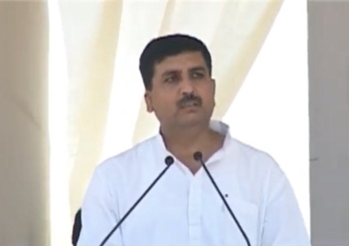 Barmer_Harish's tweet photo. माननीय मुख्यमंत्री @BhajanlalBjp जी, राजस्थान की सबसे बड़ी औद्योगिक परियोजनाओं में से एक पचपदरा रिफाइनरी के इतिहास को बदलने का प्रयास न करें। यह अफ़सोस की बात है कि अपने ही प्रदेश के अति महत्वपूर्ण उपक्रम के शिलान्यास की बुनियादी जानकारी आपको नहीं है। 

मीडिया के सामने आपका यह कहना कि वर्ष 2018 में माननीय प्रधानमंत्री श्री नरेंद्र मोदी जी ने इस परियोजना का शिलान्यास किया था, तथ्यात्मक रूप से गलत है। वास्तविकता यह है कि पचपदरा रिफाइनरी का शिलान्यास वर्ष 2013 में ही यूपीए अध्यक्षा श्रीमती सोनिया गांधी जी एवं तत्कालीन केंद्रीय पेट्रोलियम मंत्री श्री वीरप्पा मोइली जी द्वारा किया जा चुका था। संलग्न तस्वीरें उसी ऐतिहासिक अवसर की हैं।

सबसे बड़ा प्रश्न यह है कि यदि 2013 में परियोजना का शिलान्यास हो चुका था तो आपकी पार्टी की राज्य एवं केंद्र सरकार ने इस राष्ट्रीय महत्व की परियोजना को लगभग पाँच वर्षों तक ठंडे बस्ते में क्यों डाले रखा? वर्ष 2018 में उसी परियोजना का पुनः शिलान्यास कर दिया गया, जबकि इस दौरान हजारों-लाखों लोगों के संभावित रोजगार समय पर शुरू नहीं हो सके और परियोजना की लागत लगभग दोगुनी हो गई। इसका बोझ अंततः जनता और देश के संसाधनों पर ही पड़ा।

मुख्यमंत्री जी, इतिहास को बदला नहीं जा सकता। यदि किसी तथ्य को लेकर संशय हो तो सार्वजनिक मंच से गलत जानकारी देने के बजाय संबंधित विभाग से आधिकारिक अभिलेख मंगवाकर उनका अध्ययन कर लेना अधिक उचित होगा।