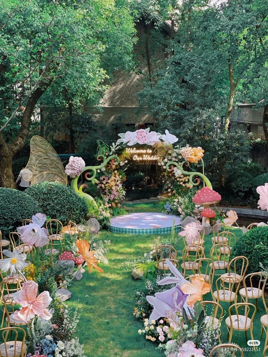 LaPuercaylor's tweet photo. De acuerdo con TMZ la temática de la decoración de la boda de Taylor y Travis fue una mezcla de Alicia en el país de las maravillas y el mago de oz https://t.co/NoznhxPBNq