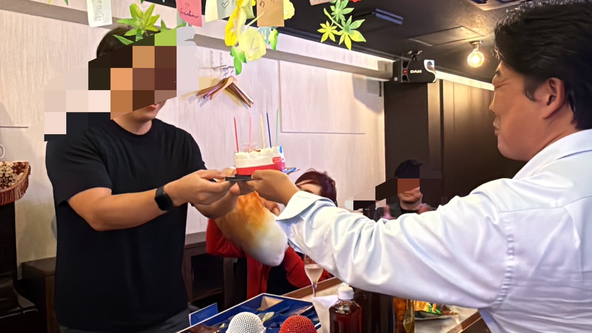 misaki_ebis's tweet photo. 毎週木曜カウンターを使わせていただいている、麻布十番の素敵なバー🥂ご要望あれば貸切営業も！この日は会社のメンバー10名で懇親会とのことで、全員順番にカウンターで自己紹介。モニター投影も◎カラオケもピアノ演奏も交えて盛り上がり、気の利く子がチーママをしてくれる🥹皆さん楽しそうで嬉し✨ https://t.co/HqhLoDXgg7