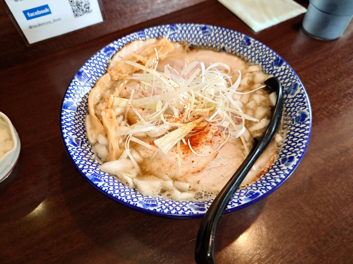 fuji_kou_0808's tweet photo. 本日の昼(26/7/4/土/②)は、つけめんや Dotsさんへ～✨✨
 
ニボBUTAトントン(豚バラロール4枚)&追い玉ねぎ を���⤴️⤴️

【ニボBUTAトントン(豚バラロール4枚)&追い玉ねぎ】
まろやかな煮干しの旨味に、背脂のコク融合されたスープが美味しい〜😋
モチツル食感の麺がスープとの相性抜群で、豚バラチャーシューや食感の良い玉ねぎ、メンマやネギ等のトッピングもメチャウマ～🤩🙌

美味しい🍜、ご馳走様でした～🎵

#つけめんやDots
