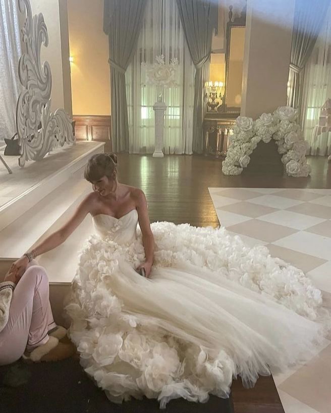 updateswiftbr's tweet photo. TMZ revelou que Taylor Swift subiu ao altar ao som de uma música sua, em uma versão instrumental de cordas, com harpa, violino etc. https://t.co/3Zm6fqSVJn