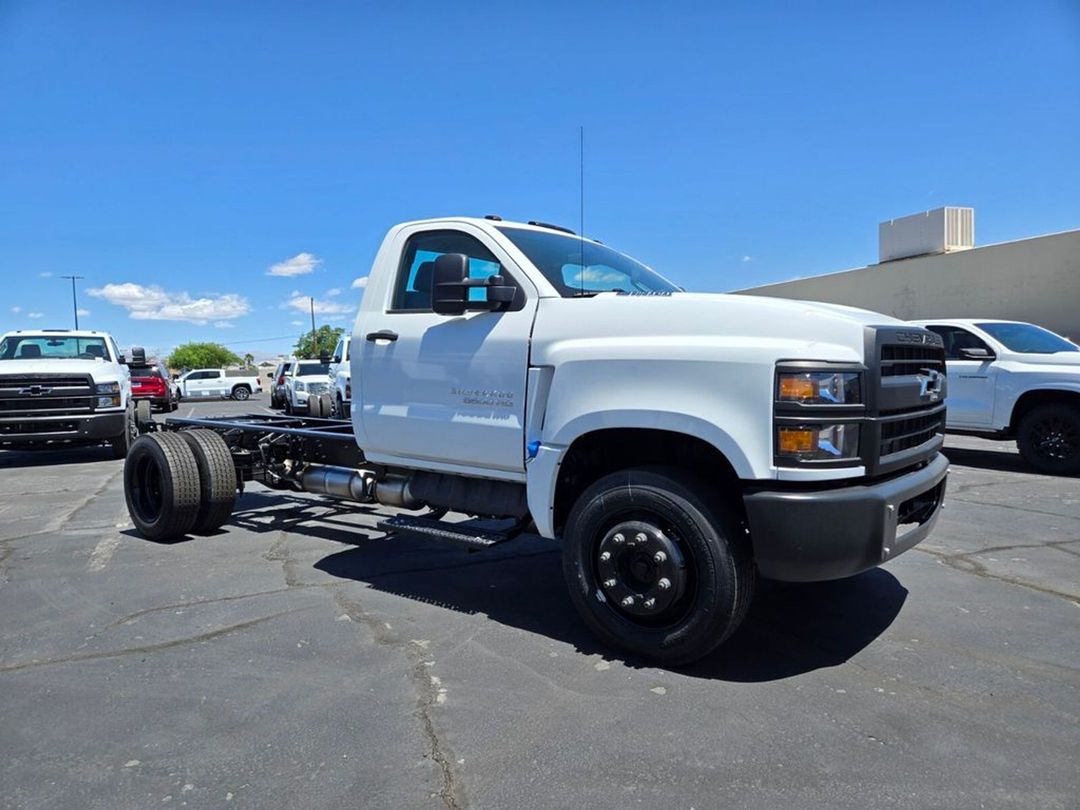 SamH_702's tweet photo. 2024 Chevrolet Silverado 6500HD B2041 
 Check out our new inventory: https://t.co/F7BeZxGhSX 

Powered by Glo3D 
 #2024, #Chevrolet, #Silverado6500HD, #newCar, #FairwayChevrolet https://t.co/ic4RkuMhYQ
