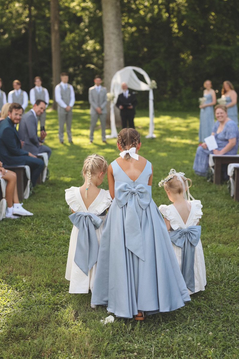 LaPuercaylor's tweet photo. TMZ reveló que Taylor Swift caminó hacia el altar con una de sus propias canciones de fondo en una versión instrumental de  cuerdas, arpa, violín. Además reveló que las hijas de Jason Kelce fueron las encargadas de lanzar las flores (pajes) https://t.co/DlyVMUuT4r