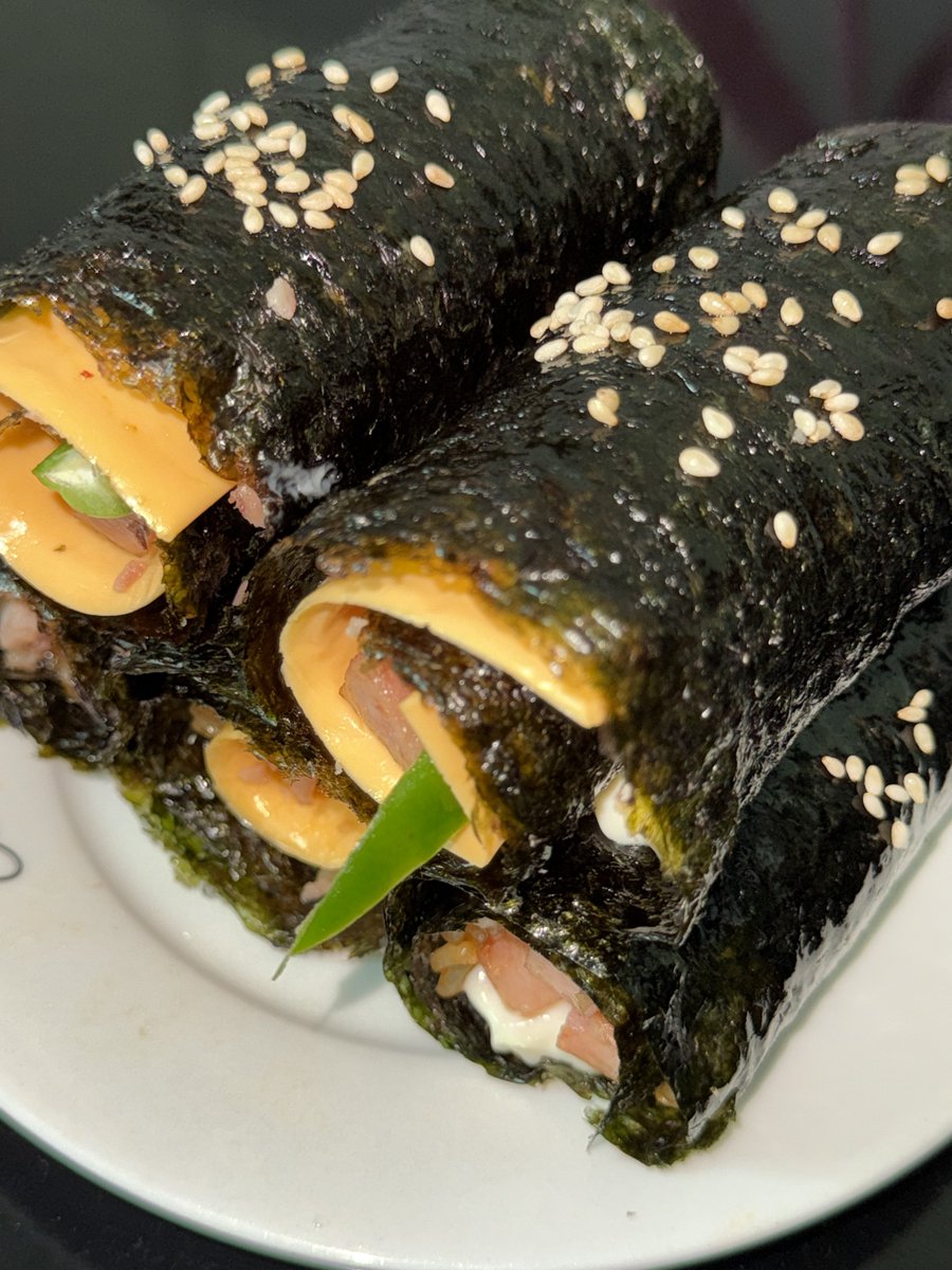 yeoni404's tweet photo. 엄마가불닭김밥해줌ㅎㅎ https://t.co/vgKBGq84Sg