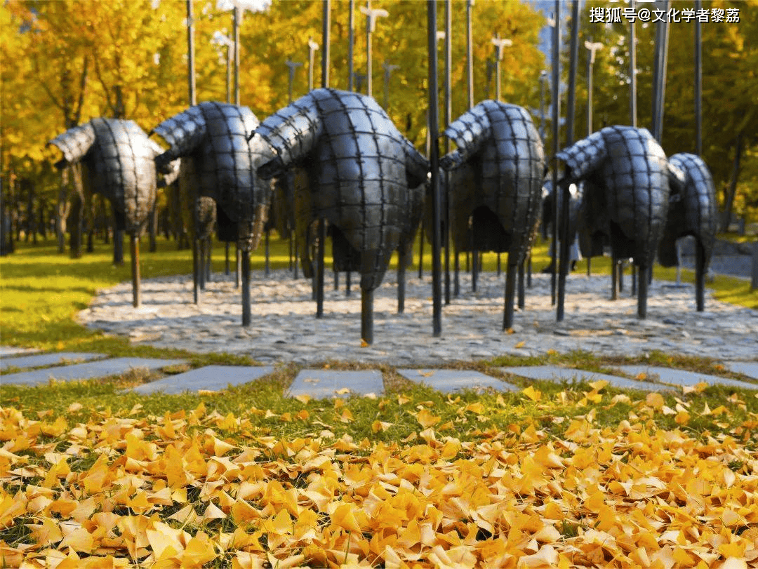 DonaRunninext's tweet photo. A gentle autumn breeze brings crisp air and golden leaves—perfect for a cozy afternoon walk with a warm drink in hand. https://t.co/XcKU37xIx4