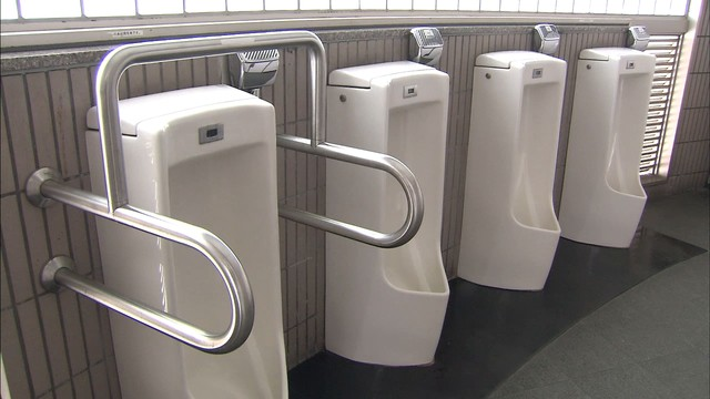 livedoornews's tweet photo. 【全国調査】学校のトイレ「洋式」「温水洗浄」が足りないと感じる教職員が多数
https://t.co/7xZx1p1LkM

TOTOなど6社による研究活動組織「学校のトイレ研究会」が6月30日、全国の教職員に実施したアンケート結果を発表。公立高では「便座が冷たい」「お湯が使えない」などが上位を占めた。 https://t.co/0FxC8zsDdt