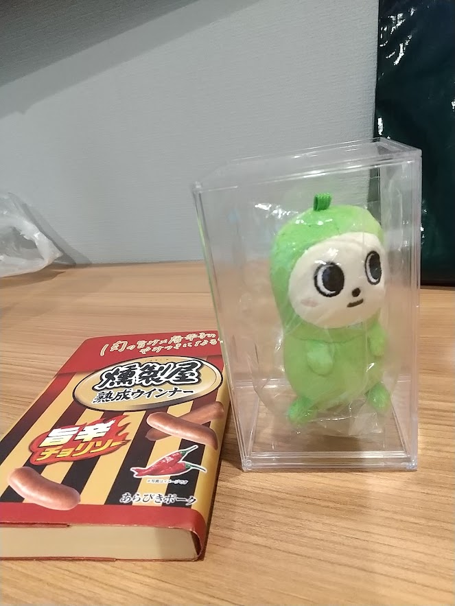 suzuko20203's tweet photo. コワーキングスペースのある某所で、読書。
今月中に某趣味系検定の勉強を始めるつもりなので、しばらくつきあってね、にほごん。

ブックカバーは、本屋さんで無料配布してました。今は何でも有料なので、こういう、広告を兼ねた無料サービスがあると助かります！ https://t.co/hbvt5LAP1g